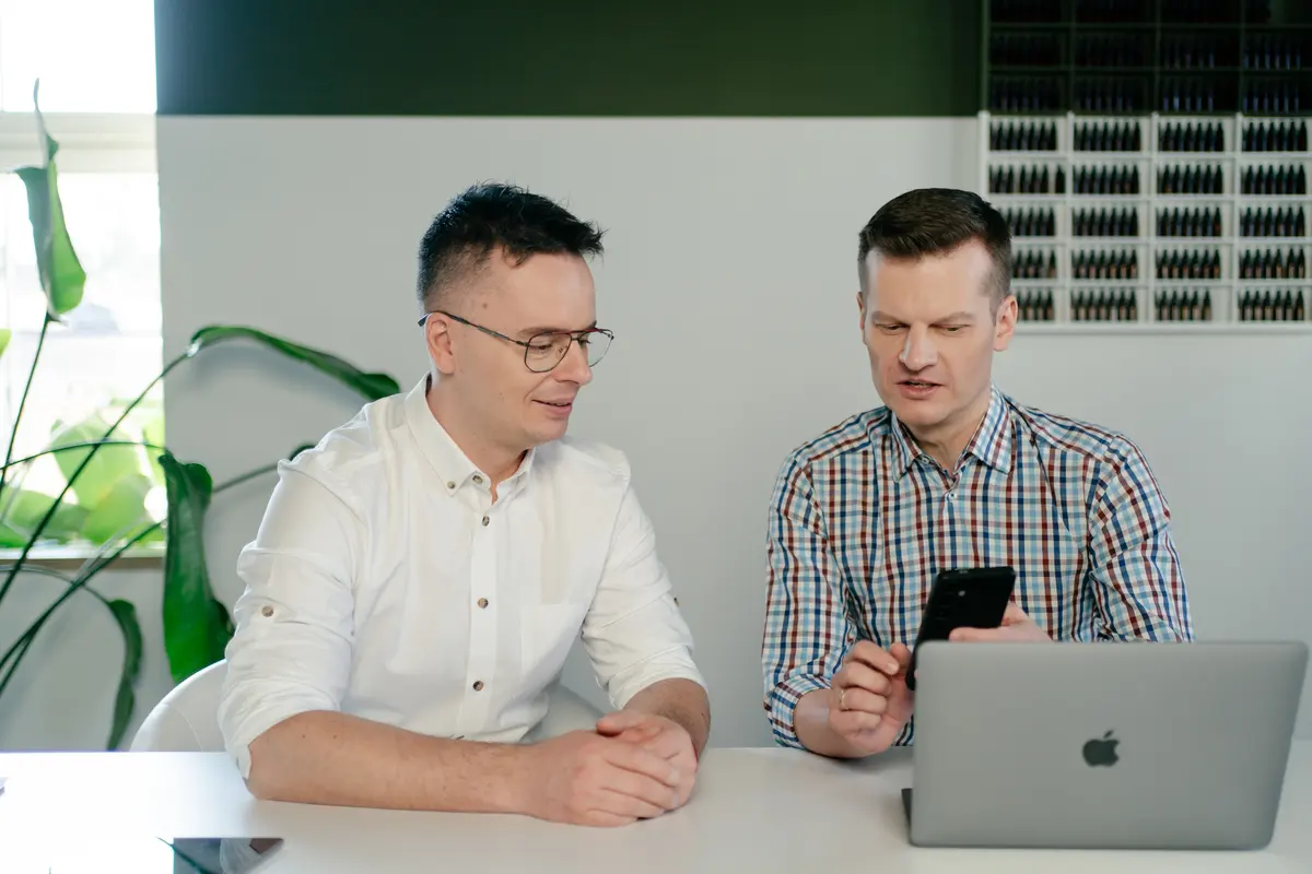 Grzegorz Wysocki i Michał Fila przy pracy w biurze emedia